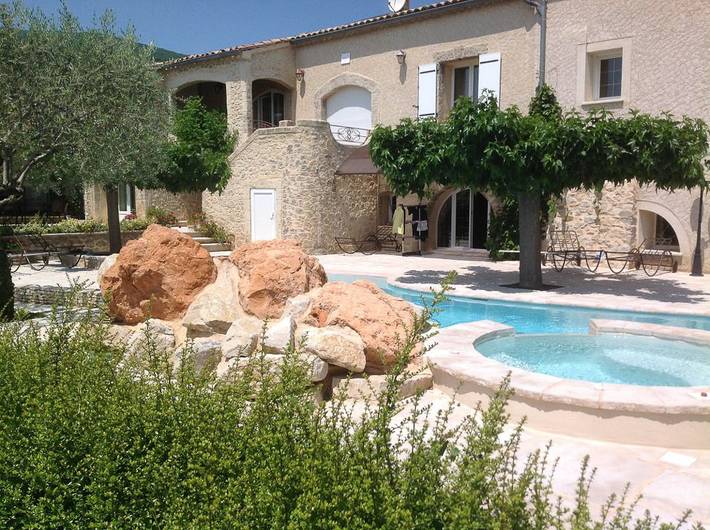 Gîte pour 4 personnes, avec Terrasse et Jardin ainsi que Piscine et Vue