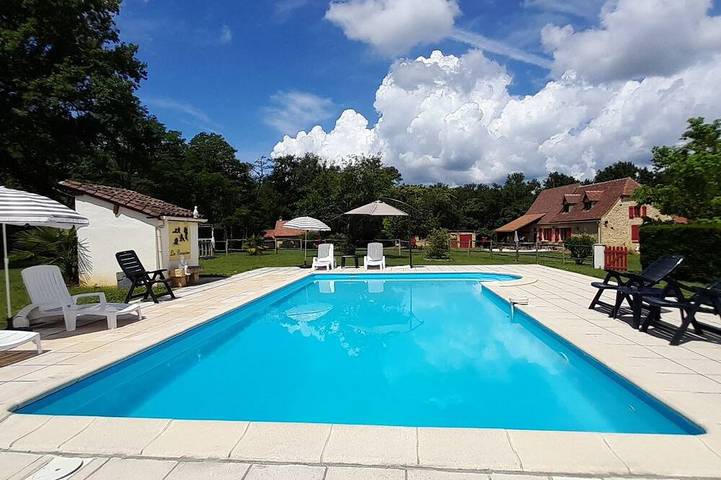 Gîte pour 2 personnes, avec jardin et piscine à Fajoles