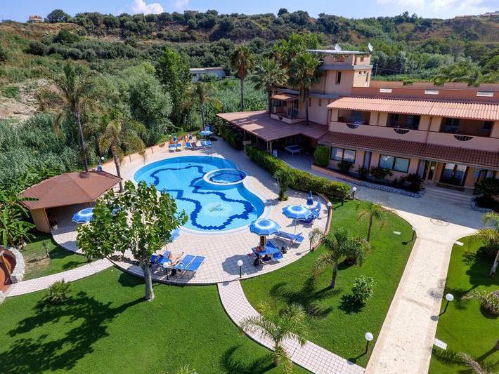 Apartahotel para 4 personas, con piscina para niños además de jardín y piscina en Calabria