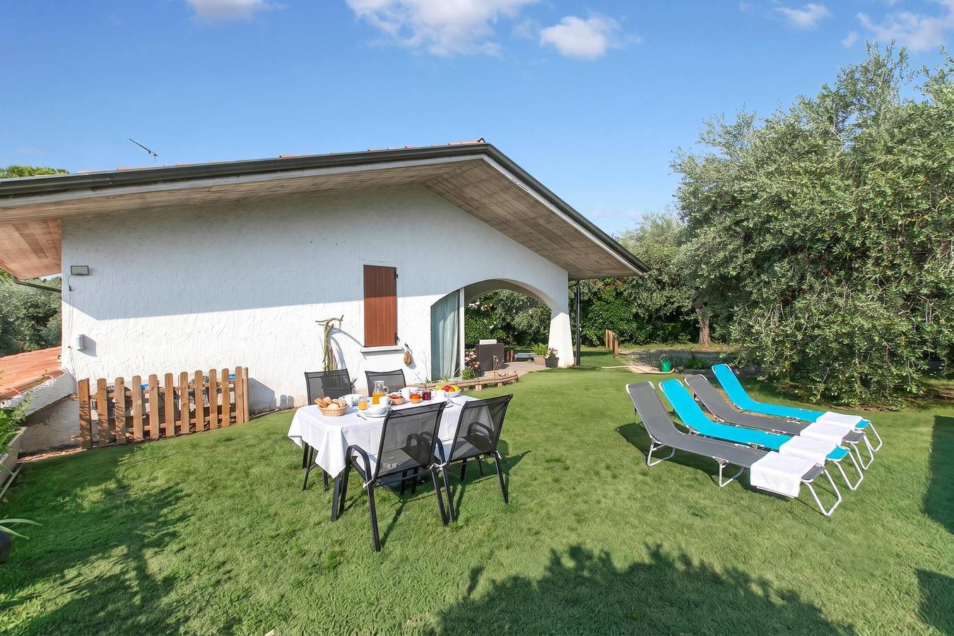 Villa Ulivi private Pool & Lake View in San Felice del Benaco, Montañas Garda