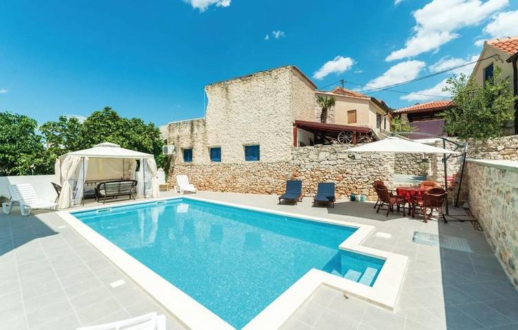 Villa pour 8 personnes, avec piscine ainsi que jardin et terrasse à Jezera