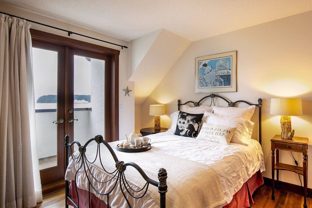 Ganze Wohnung, 3 Schritte zum Strand / Meer / 2 br Balkonblick / Ruhiger Ausflug Retrea in Nanaimo, Regional District of Nanaimo