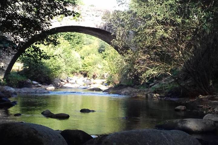 Location de vacances pour 2 personnes, avec vue et terrasse à Latouille-Lentillac - 2