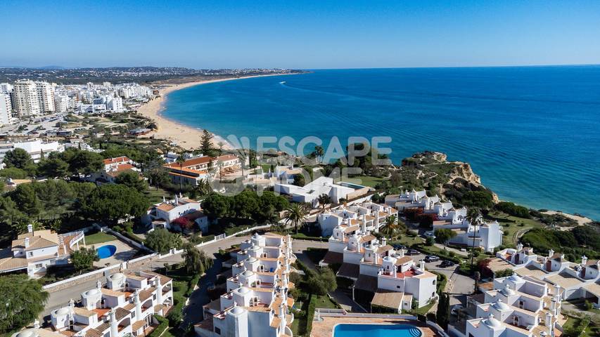 Apartamento para 8 personas, con terraza además de piscina para niños y jardín en Porches