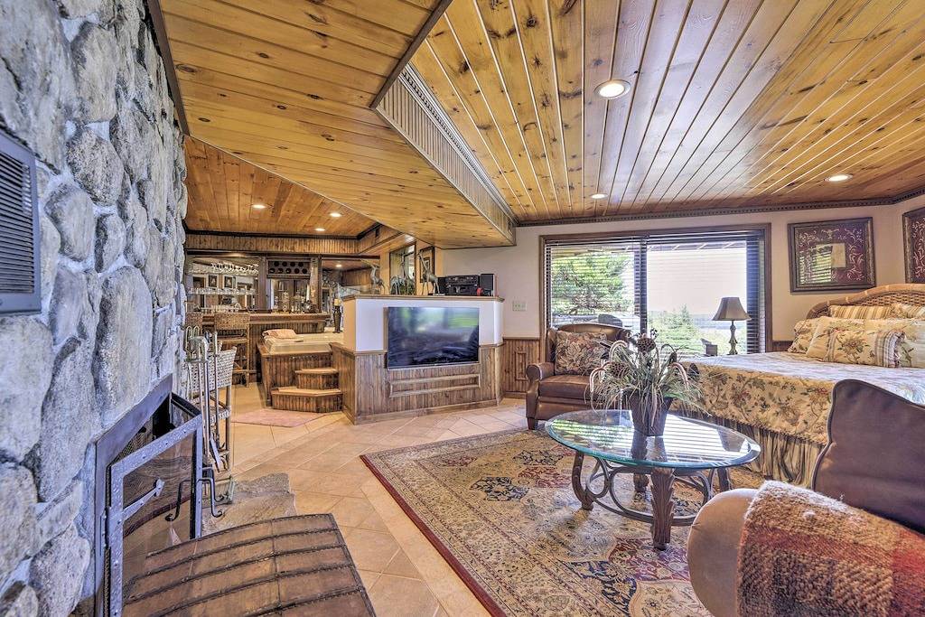 Ganze Wohnung, Cozy Studio: Indoor Hot Tub & Inground Pool Access in Connecticut