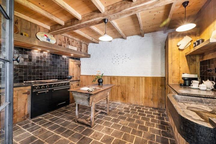 Cozy 3Br home w/ backyard & parking in Ruddervoorde, Oostkamp