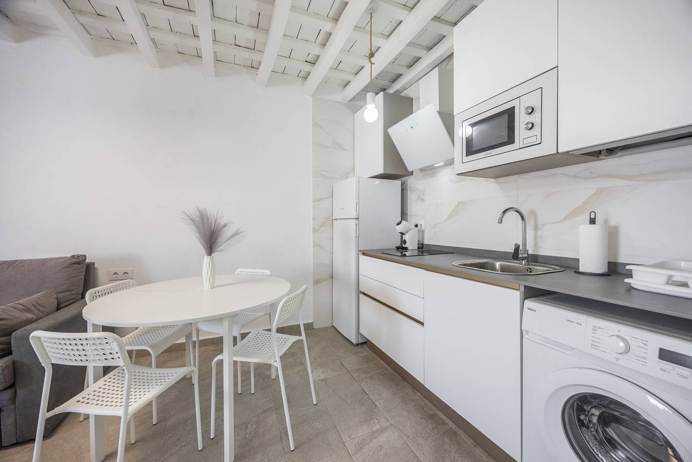 Entire apartment, 'La Joyita Del Centro' Apartment with Shared Garden and Wi-Fi in Vejer de la Frontera, Costa de la Luz