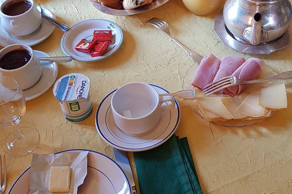 Quiet, independent double room facing the forest in Saint-Nectaire, Regionaler Naturpark Volcans d'Auvergne