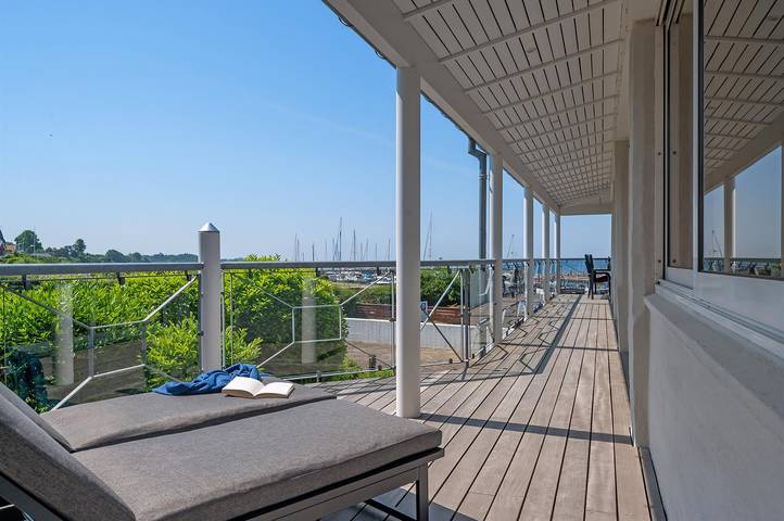 Ferielejlighed for 8 personer, med Terrasse og Have i Lohals
