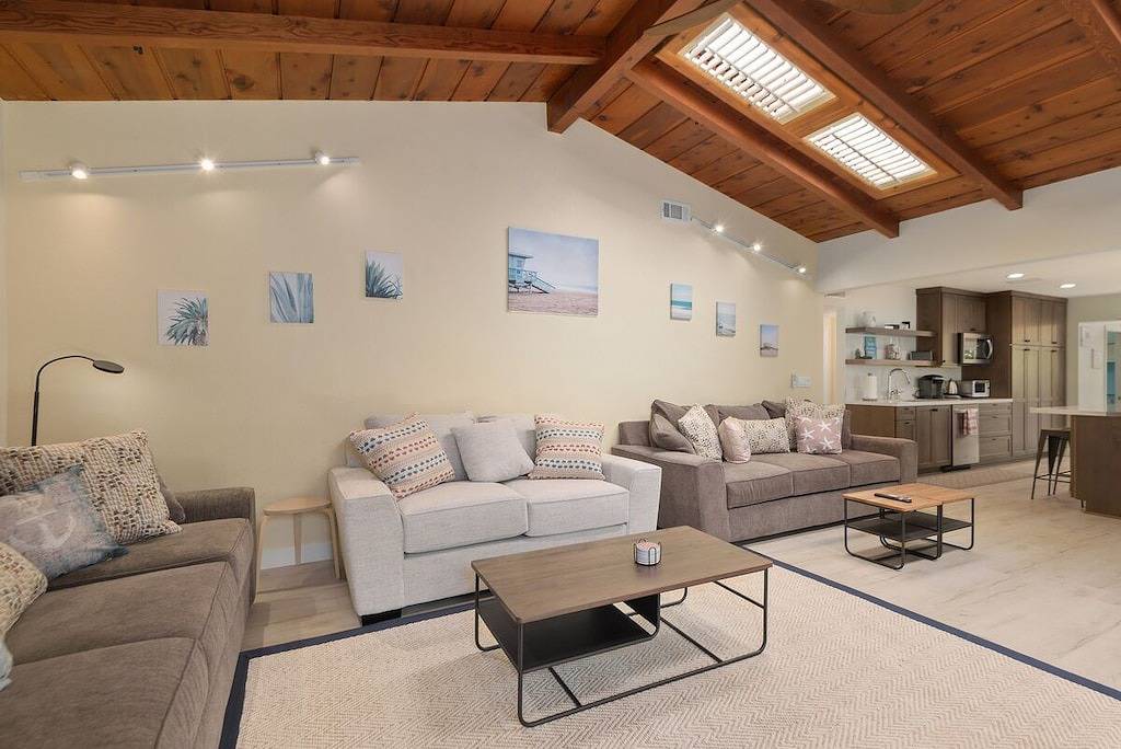 Remodeled Modern Home w/Hot Tub. 10 mins. To Beach in Encinitas, San Diego County