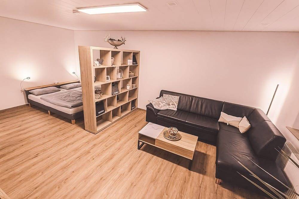 Ganze Wohnung, Renovierte Ferienwohnung (46qm) mit Terrasse  in Ebern, Landkreis Haßberge