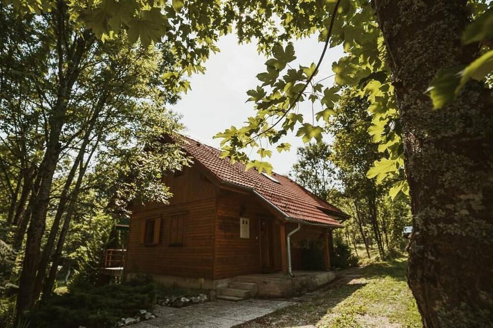 Charming wood house with outdoor hot tub located in National park Plitvice lake. in Smoljanac, Plitvicer Seen
