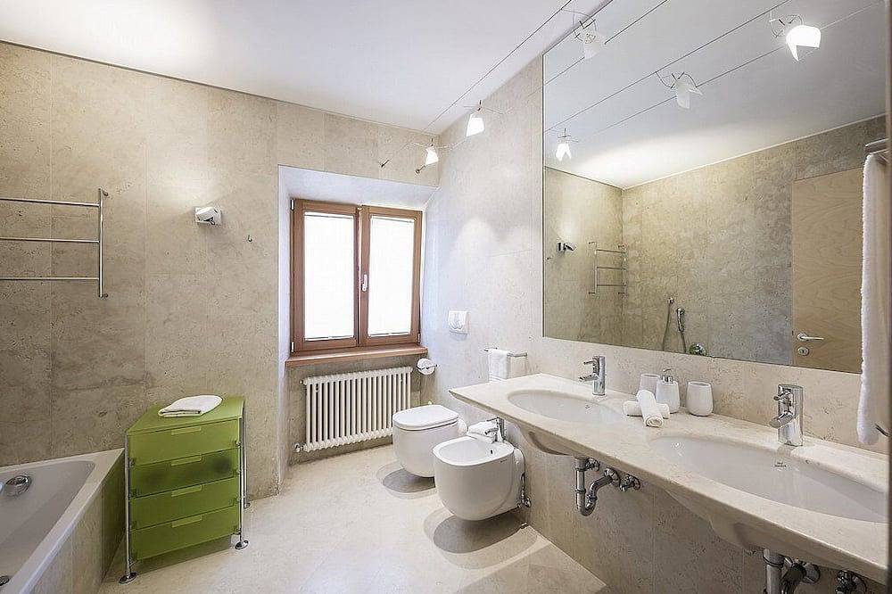 Villa Claraluna A: A bright and sunny two-story apartment located right on the Garda Lake, with Free Wi-Fi. in Limone sul Garda, Gardasee-Berge