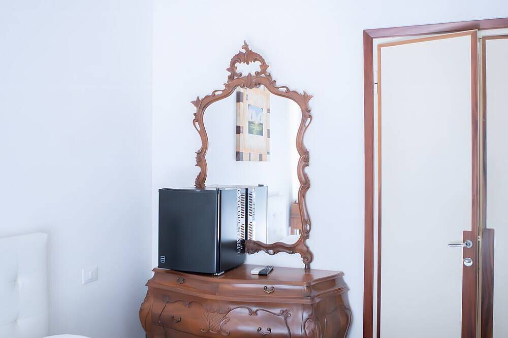 Entire apartment, Margherita Room – Double with Shared Garden, Wi-Fi & Air Conditioning in Prato, Prato Province