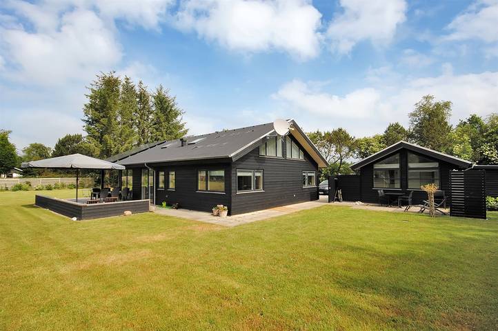 Ferienhaus für 8 Personen, mit Terrasse und Sauna sowie Whirlpool und Garten - 1