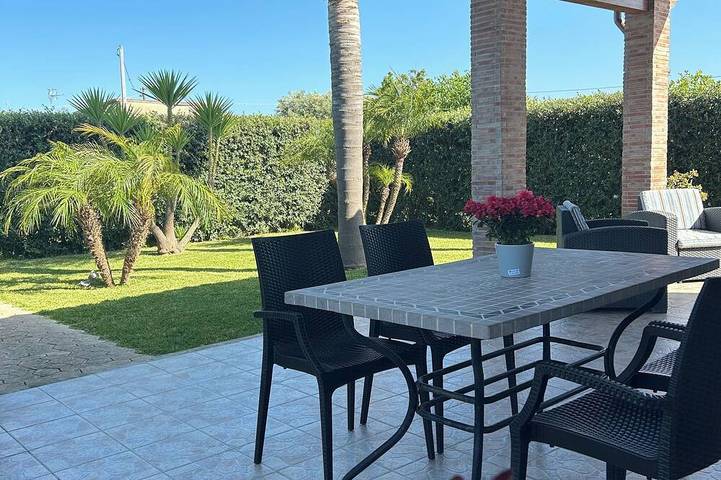 Frei stehende Villa mit Pool, nur wenige Schritte vom Meer von Avola und Lido di Noto. in Cicirata, Avola