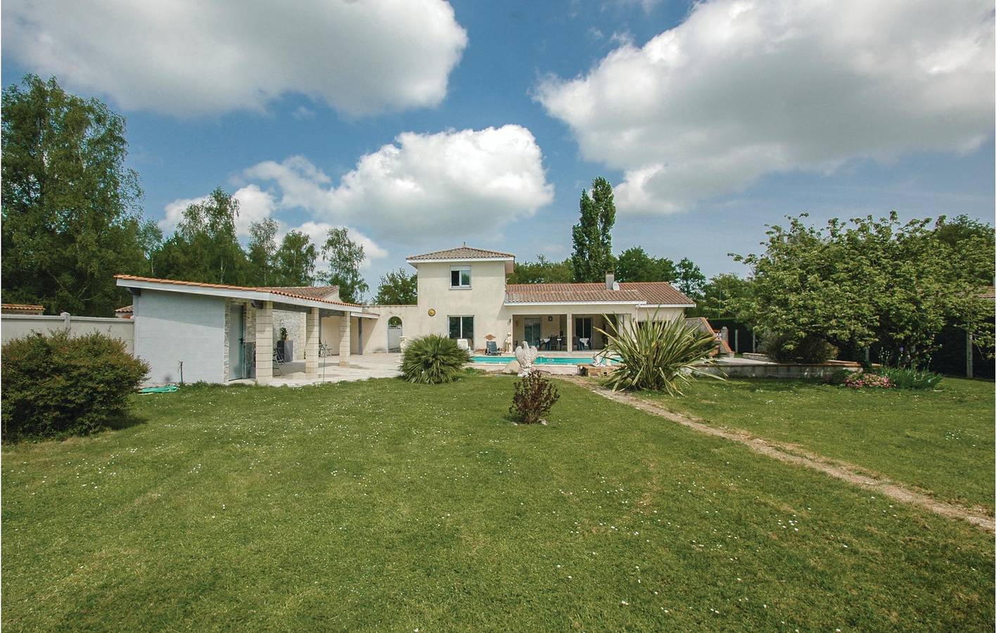 Retraite au bord de la piscine près de Saint-Vivien in Saint-Vivien-de-Médoc, Région de Lesparre-Médoc