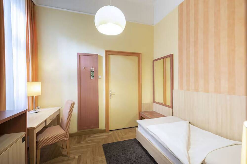 Historic Bonn Escape | Single Room | Pets Allowed | Museum Mile – 1.9 miles in Bonn, Rheinland