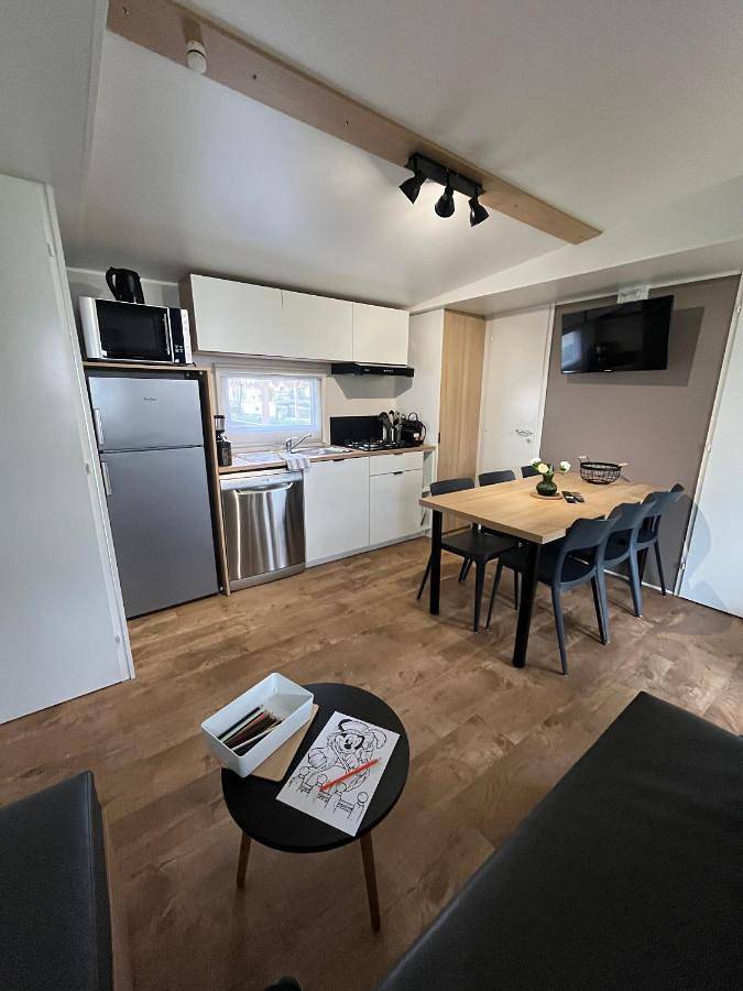 Camping pour 6 personnes, avec bassin pour enfant et jacuzzi ainsi que jardin et piscine