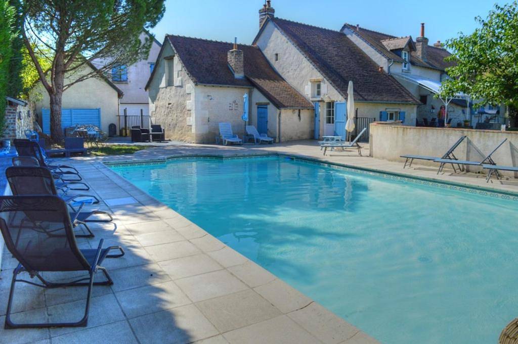 Double Room with Private Bathroom in Dame-Marie-les-Bois, Région de Tours