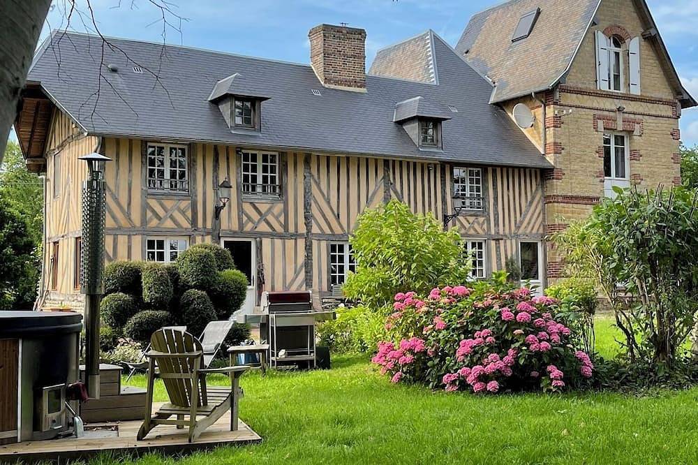 Charming bed and breakfast with pool and spa in Normandy in Saint-Pierre-en-Auge, Lisieux region