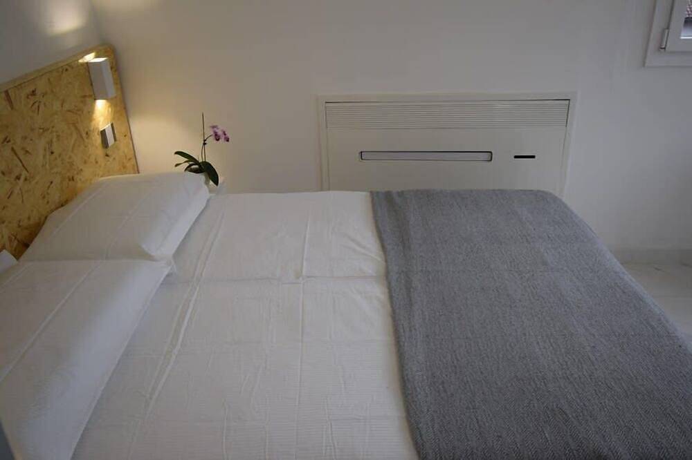 Entire apartment, Modern Downtown Apartment Near Historic Center in Trento, Fleimstaler Alpen