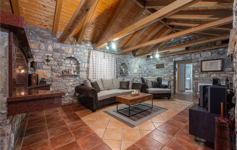 Geräumige 135 m² große Wohnung mit Pool, Terrasse, WLAN und Parkplatz in Poličnik, Zadar