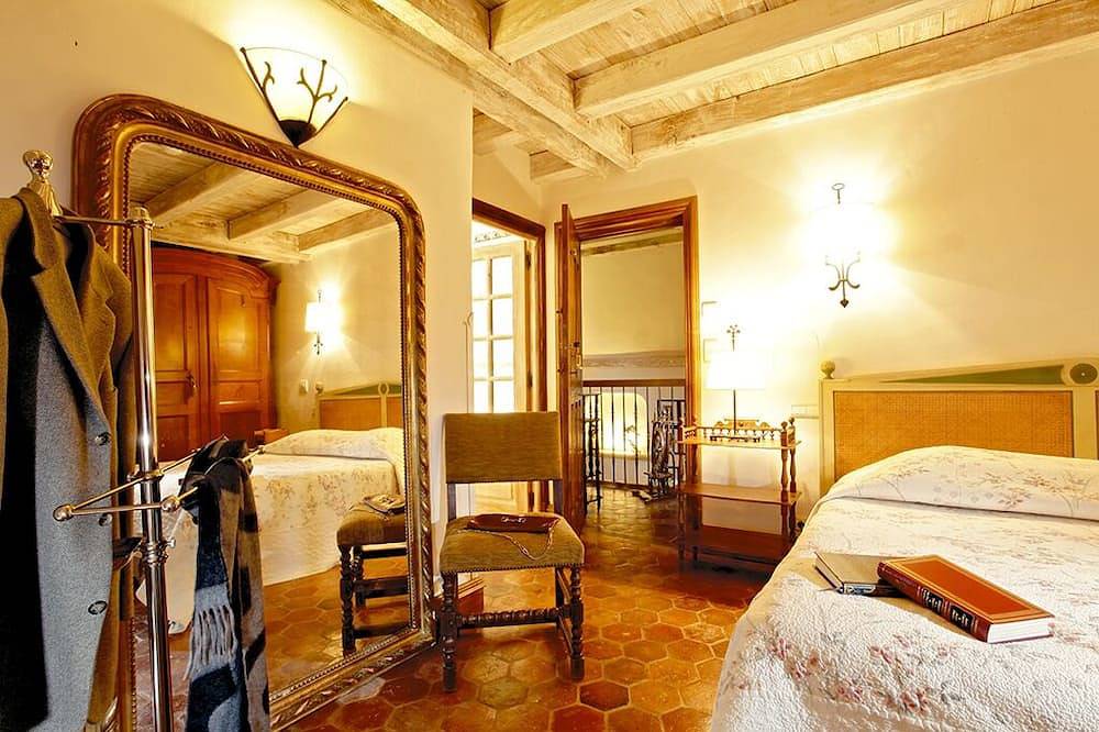 Luxurious large cottage 5 Star/pool/far-reaching views in beautiful countryside in Les Eyzies, Périgord Noir