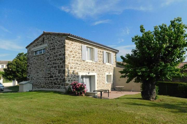 Location de vacances pour 8 personnes, avec jardin dans Colombier-le-Cardinal