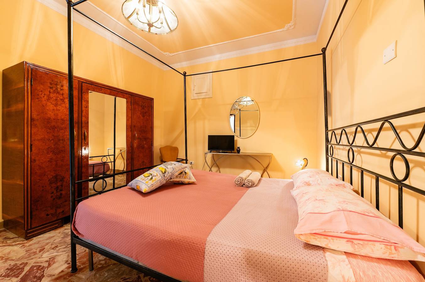 Room 'U Curtigliu - Camera Familiare' with Shared Terrace, Wi-Fi and Air Conditioning in Realmonte, Agrigento Province
