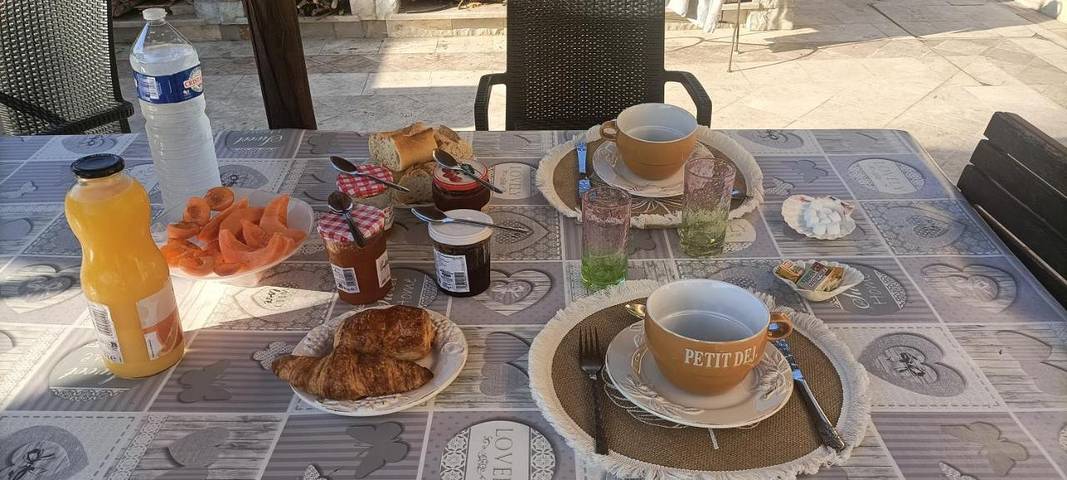 Location de vacances pour 2 personnes, avec Jacuzzi et Terrasse ainsi que Jardin et Piscine à Pégomas - 3