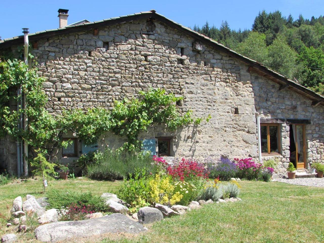 Le Pre Vert - Garden Suite in Marat, Parc Naturel Régional Livradois-Forez