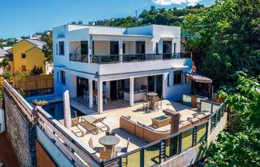 Location de vacances pour 10 personnes, avec vue ainsi que piscine et balcon aux Avirons