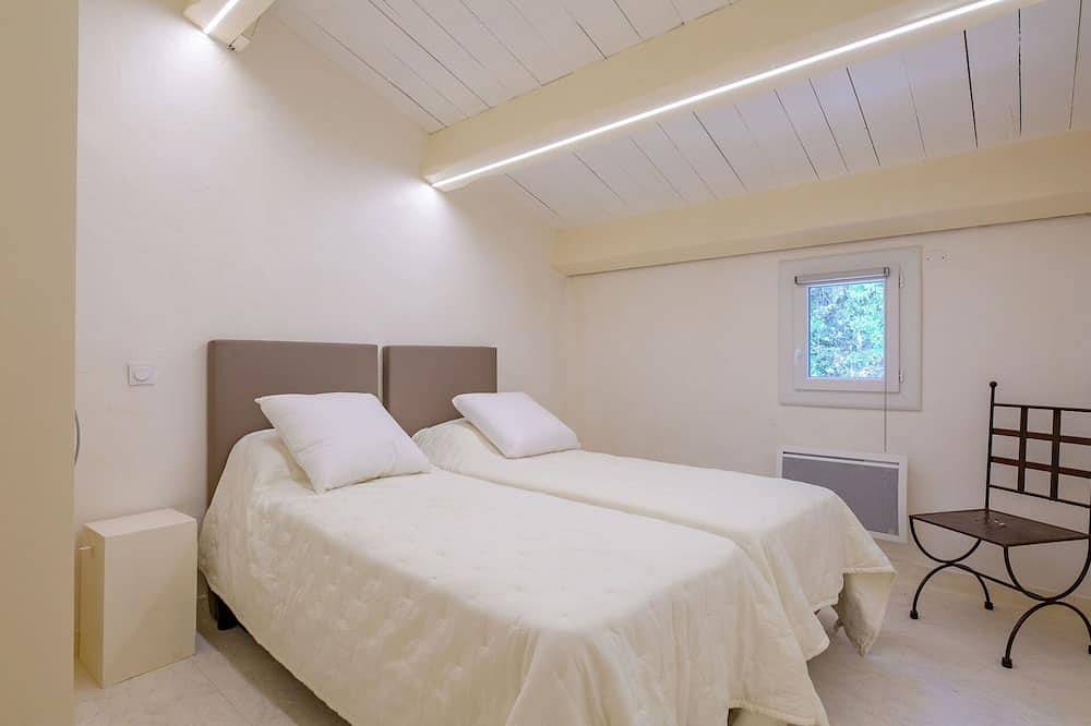 Atemberaubendes  Ferienhaus für 8 Personen mit  W-Lan, Tv, Terrasse und Haustiere erlaubt in Bauduen, Brignoles Region