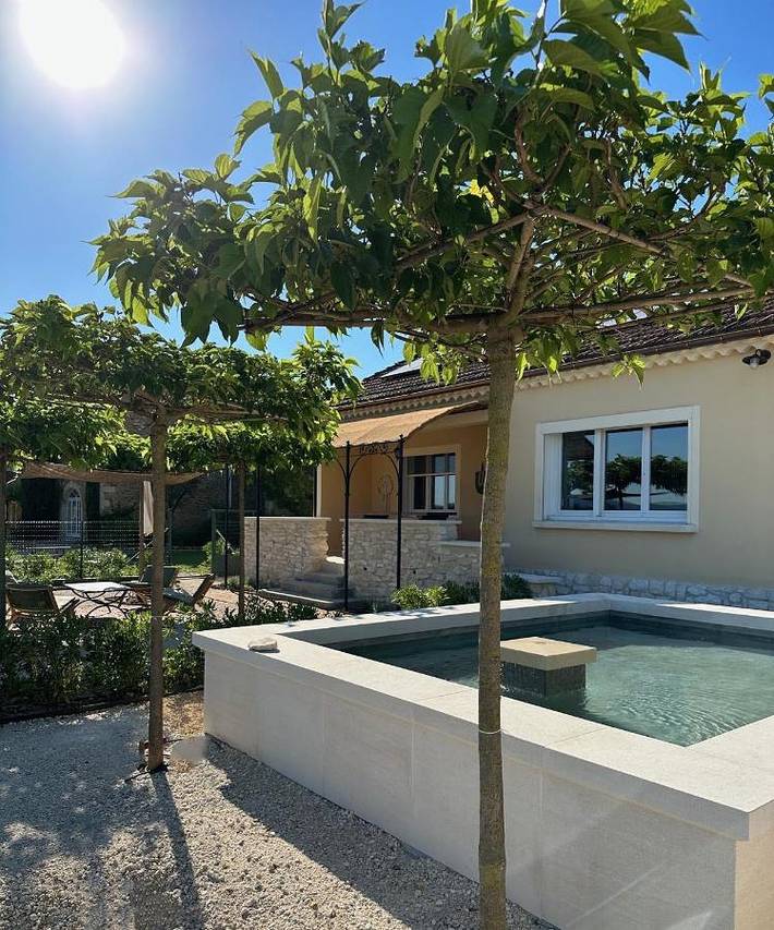 Location de vacances pour 6 personnes, avec jardin ainsi que vue et piscine à Bouchet - 2