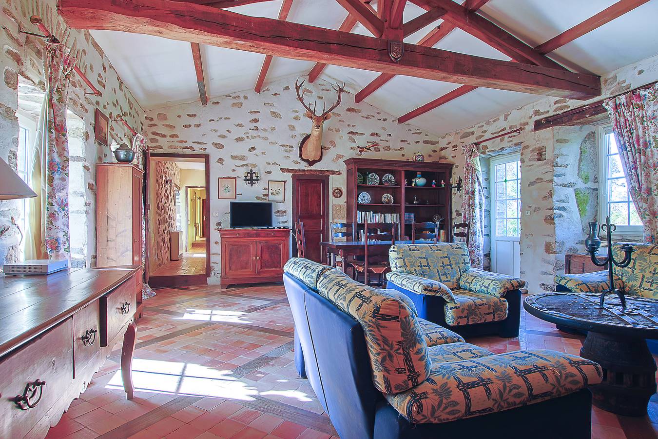Maison de campagne 'Domaine La Roblinière 10min Plage' avec terrasse privée, jardin privé et Wi-Fi in Landevieille, Vallée de la Loire