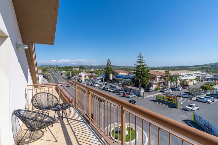 Entire apartment, Entire Apartment 'Lentini Room' with Wi-Fi and Balcony Overlooking Mount Etna in Lentini, Syracuse Province
