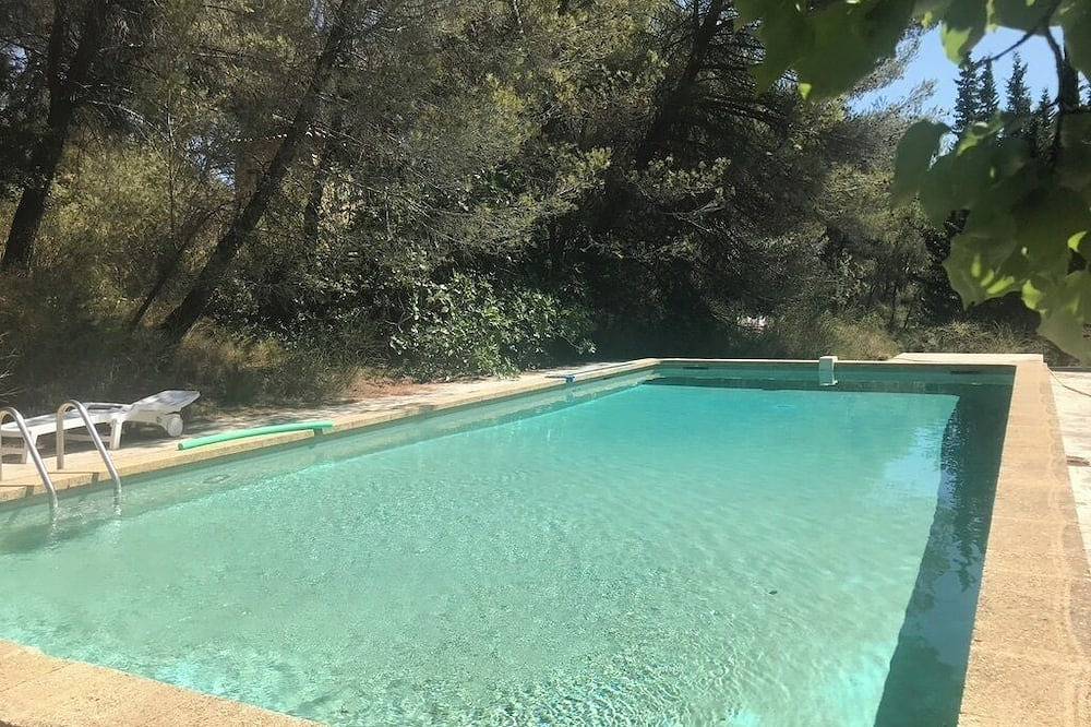 Romantic villa at the heart of Provence with olive grove and swimming pool in Puyvert, Regionaler Naturpark Luberon