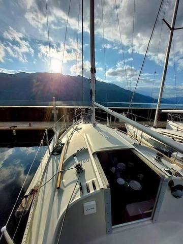 Bateau pour 3 personnes, avec jardin ainsi que vue sur le lac et vue dans Auvergne-Rhône-Alpes