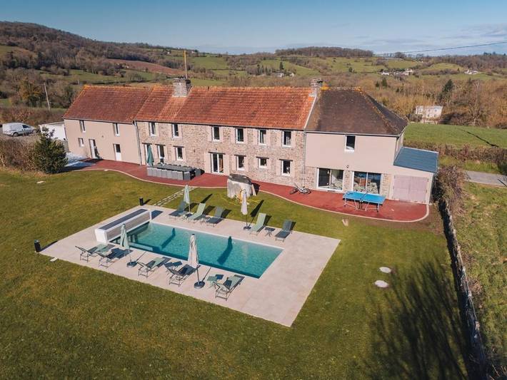 Maison de vacances pour 14 personnes, avec Terrasse et Jardin ainsi que Piscine et Vue à Clécy