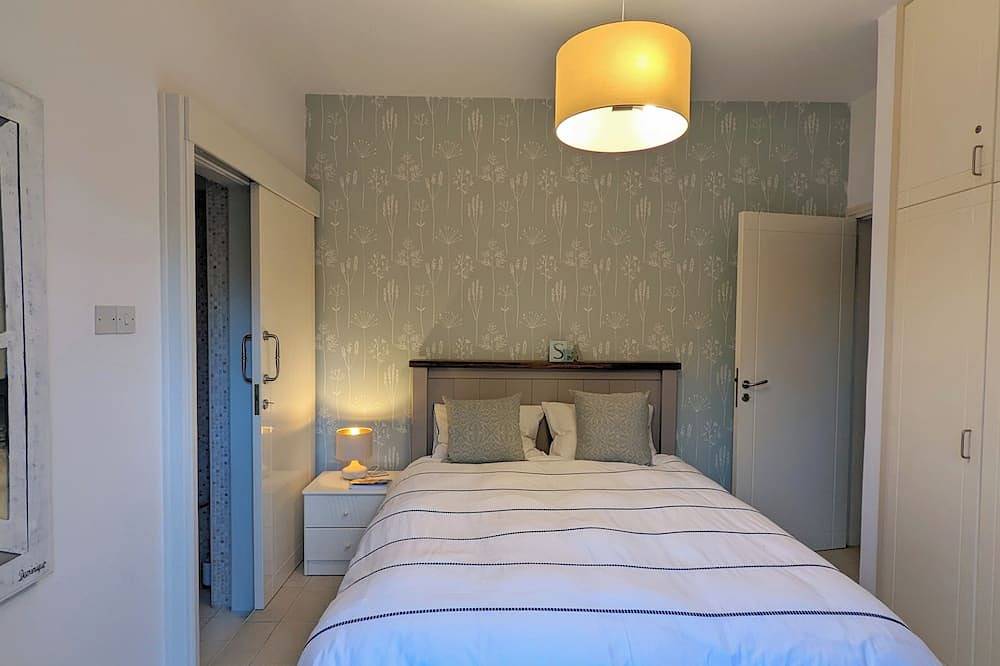 Entire apartment, Best location- Harbour and promenade, 2Br/2 baths apartment with private garden in Alykes Beach, Paphos