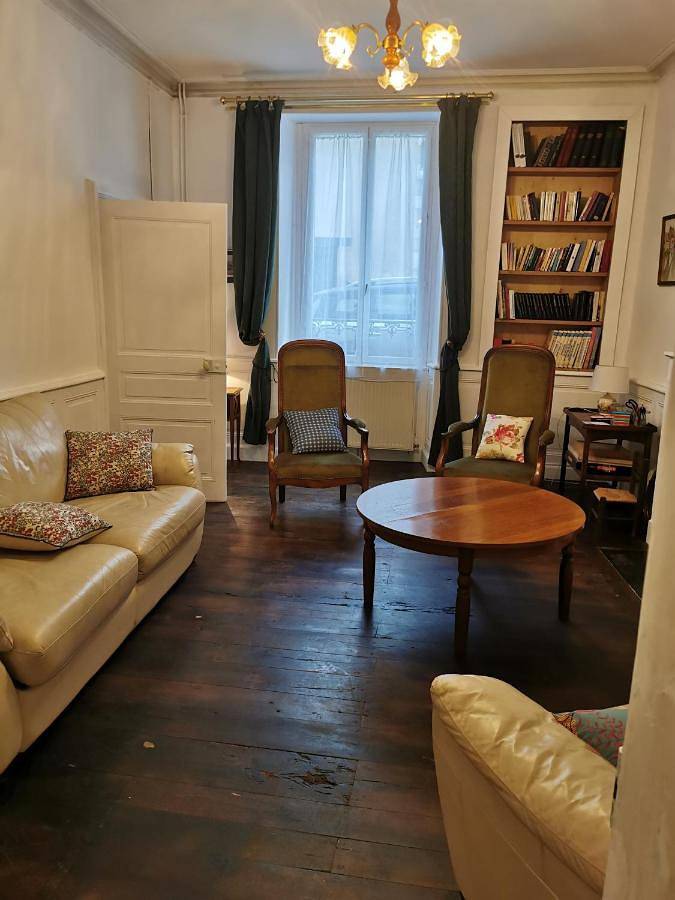 Grande maison de ville avec jardin Valence en Poitou pour 8 à 14 personnes in Couhé, Vienne (France)