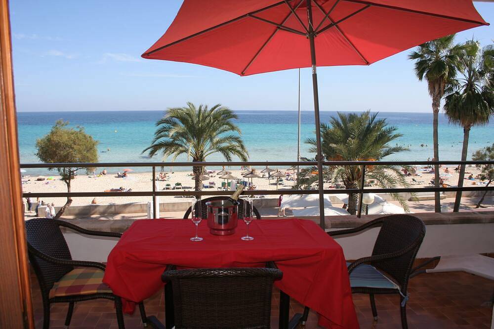 Entire apartment, Rigo (left, 3 bedrooms): Directly on the beach, frontal sea view in Cala Millor, Son Servera