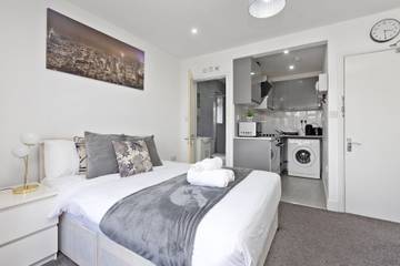 Holiday Apartment for 5 People in Harrow, London, Photo 3