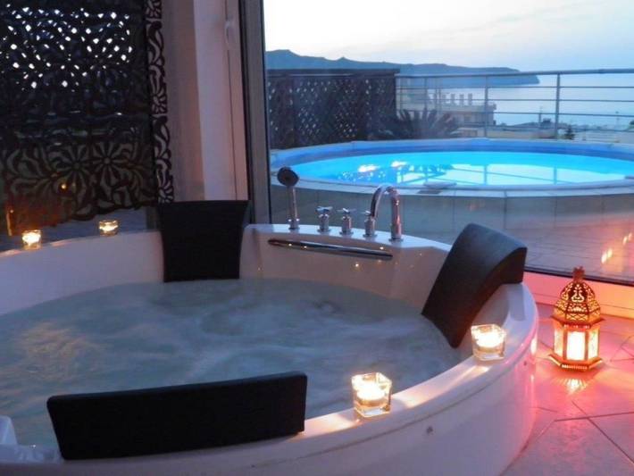 Ferienwohnung für 8 Personen, mit Balkon und Terrasse sowie Garten und Seeblick in Agia Marina