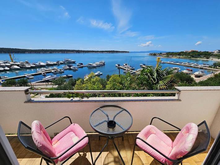 B&B für 2 Personen, mit Terrasse und Ausblick sowie Garten, mit Haustier auf Rab