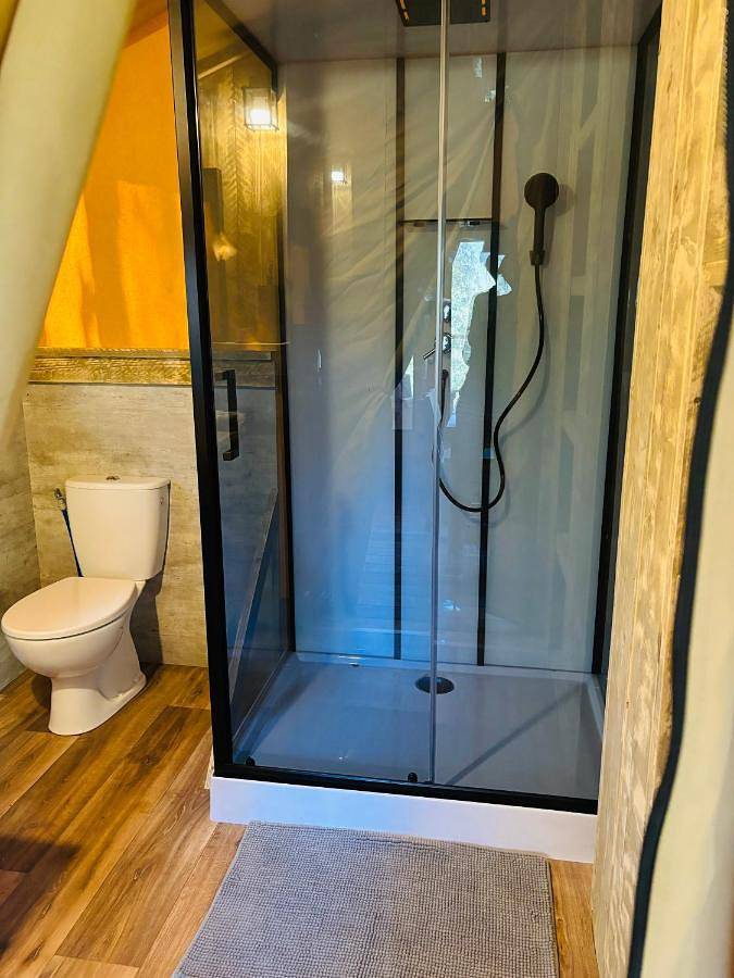 Tente pour 4 personnes, avec piscine ainsi que terrasse et vue en Corse - 2