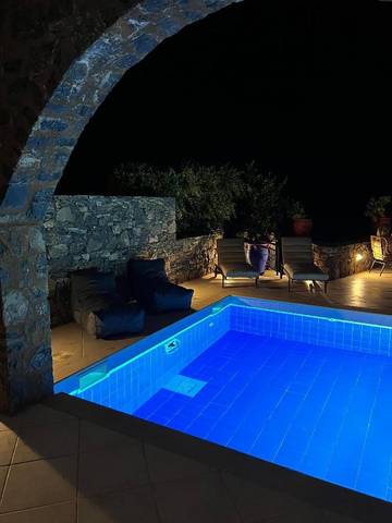 Cottage pour 4 personnes, avec jardin ainsi que piscine et vue dans Elounda