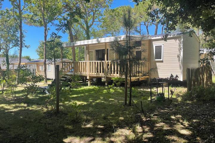 Camping pour 6 personnes, avec jardin ainsi que terrasse et jacuzzi