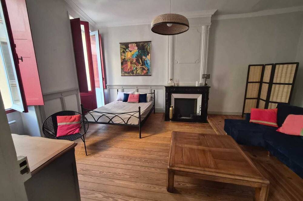 Entire apartment, Apartment historic center Crest in Crest, Die region